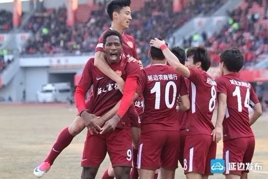  卡尔斯鲁厄赞助商更换为本土企业，球衣广告焕然一新  